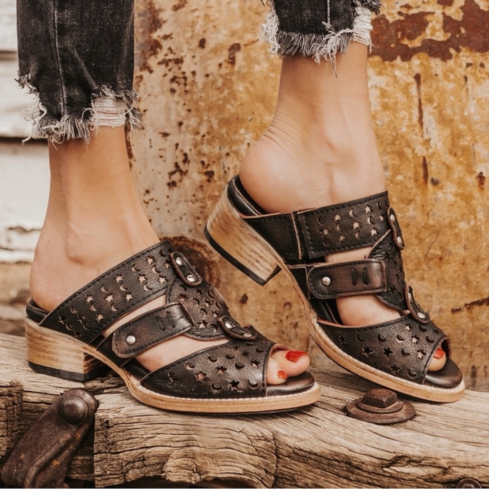 FREEBIRD Moonstar NEW Chocolate Brown Leather Stars Sandals Size 9 NWOB